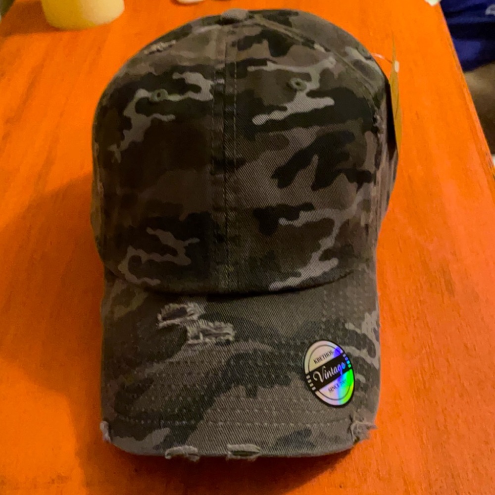 Ladies Camouflaged Cap; one size fits most 🧢